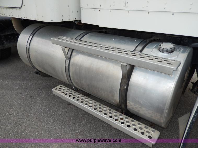 image for item D8115 1996 Kenworth T823 semi truck