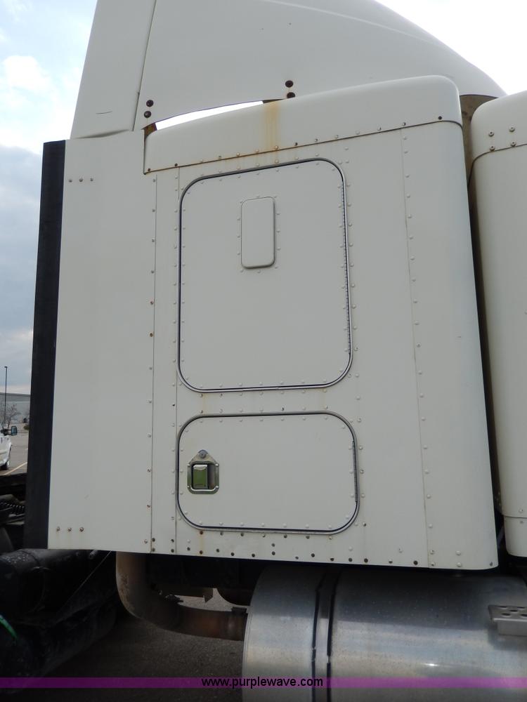 image for item D8115 1996 Kenworth T823 semi truck