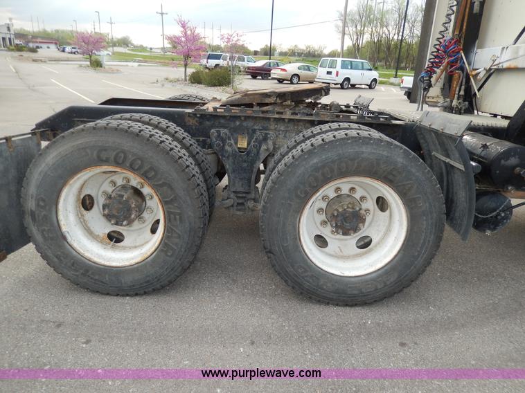 image for item D8115 1996 Kenworth T823 semi truck