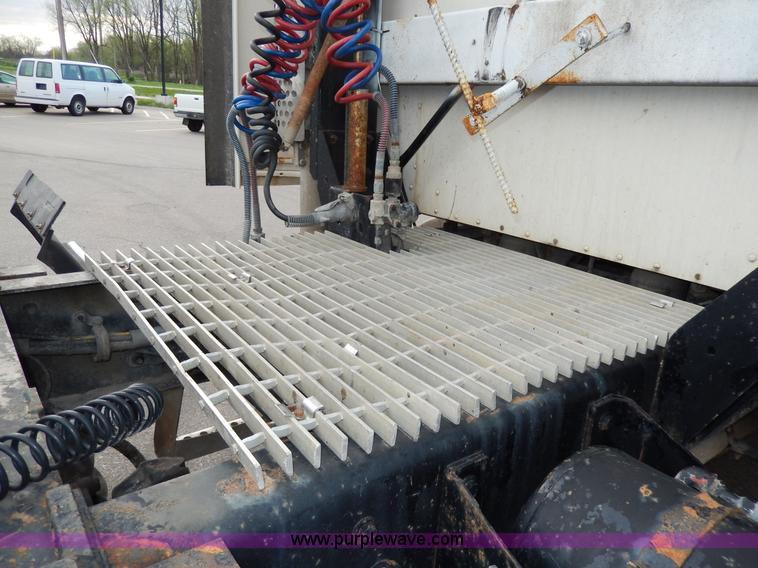 image for item D8115 1996 Kenworth T823 semi truck