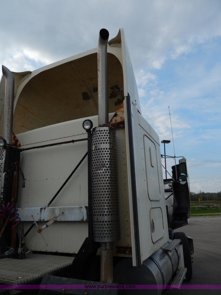 image for item D8115 1996 Kenworth T823 semi truck