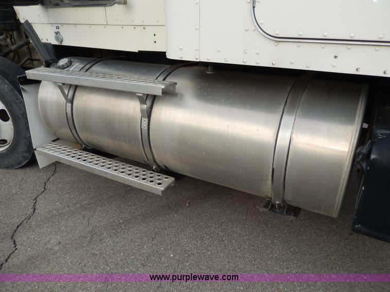 image for item D8115 1996 Kenworth T823 semi truck