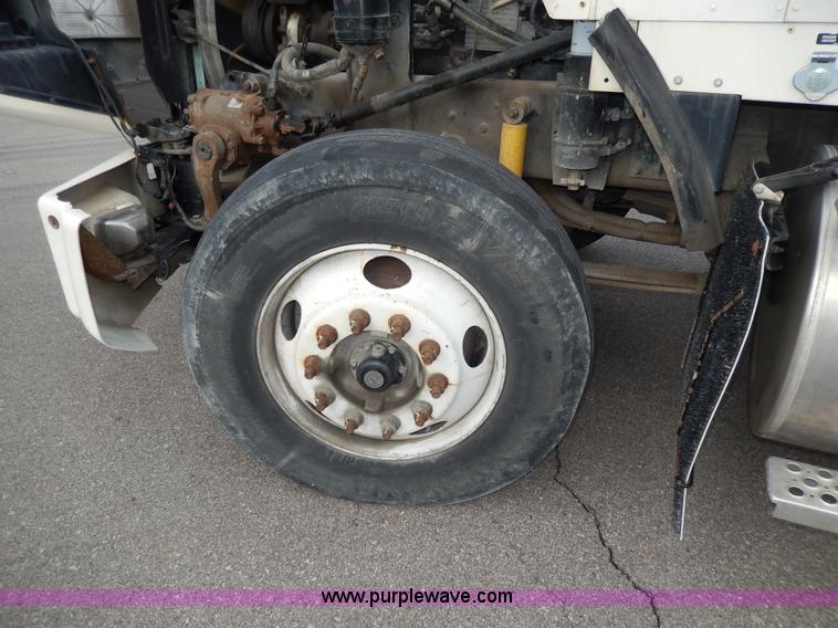 image for item D8115 1996 Kenworth T823 semi truck