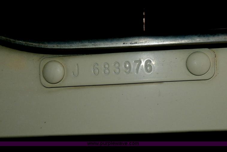 image for item D8115 1996 Kenworth T823 semi truck