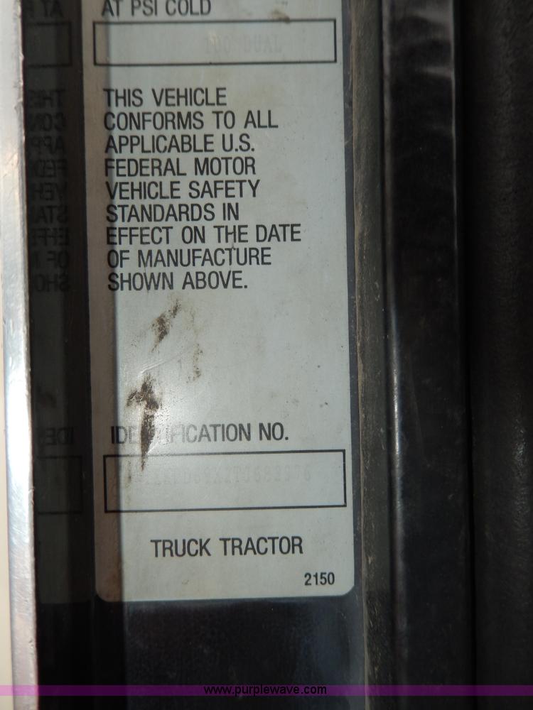 image for item D8115 1996 Kenworth T823 semi truck