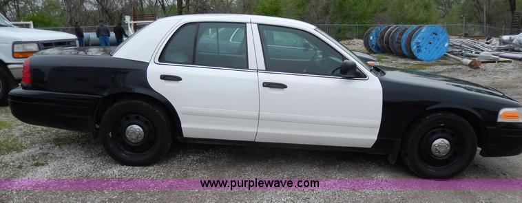 image for item D8137 2006 Ford Crown Victoria Police Interceptor