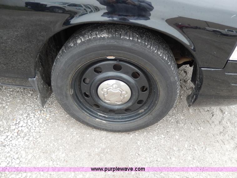 image for item D8137 2006 Ford Crown Victoria Police Interceptor