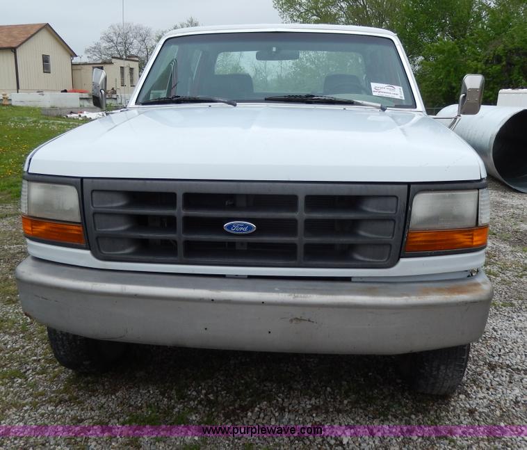 image for item D8138 1993 Ford F350 XL Crew Cab truck cab and chassis