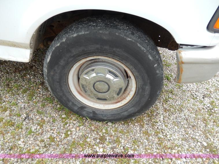 image for item D8138 1993 Ford F350 XL Crew Cab truck cab and chassis