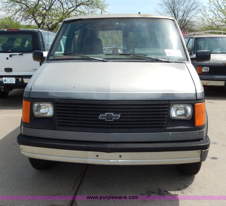 image for item D8147 1989 Chevrolet Astro van