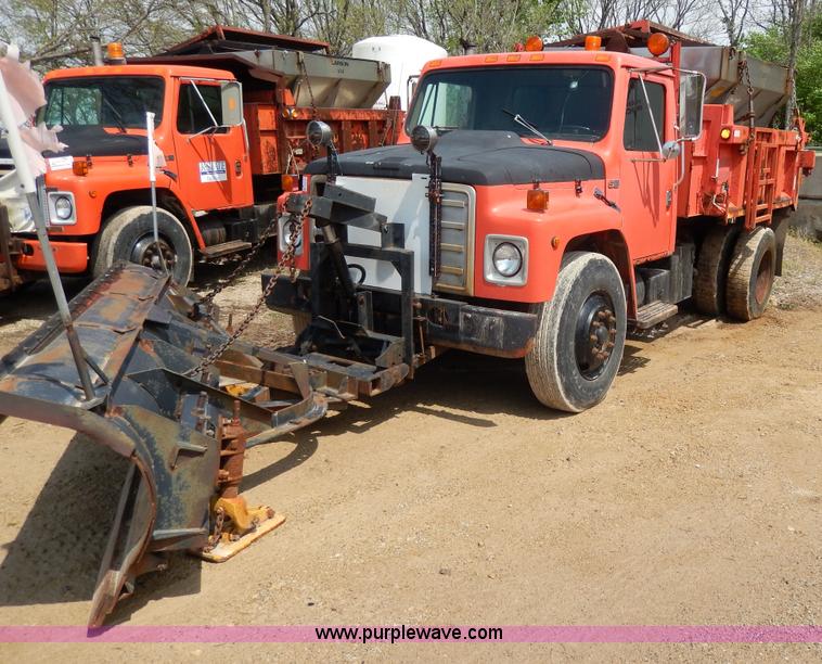 image for item D8149 1984 International 1754 dump truck