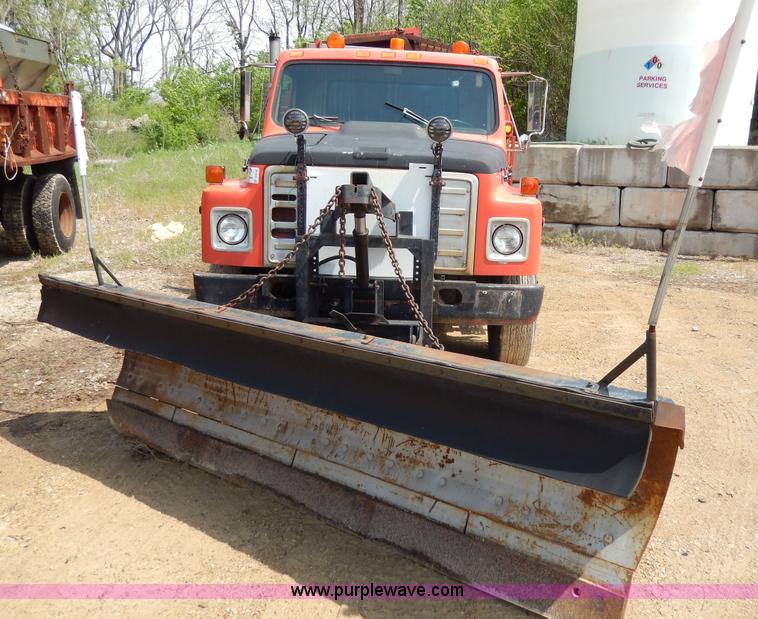image for item D8149 1984 International 1754 dump truck