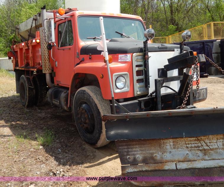 image for item D8149 1984 International 1754 dump truck