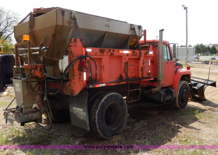 image for item D8149 1984 International 1754 dump truck
