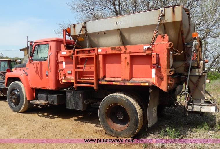 image for item D8149 1984 International 1754 dump truck