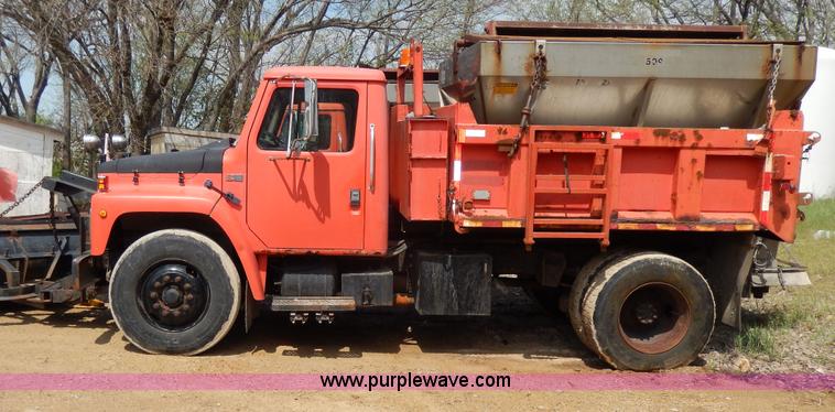 image for item D8149 1984 International 1754 dump truck