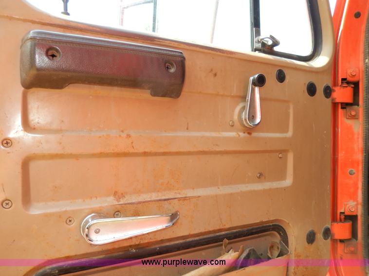 image for item D8149 1984 International 1754 dump truck