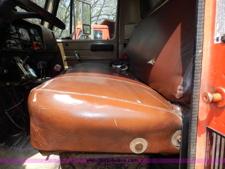 image for item D8149 1984 International 1754 dump truck