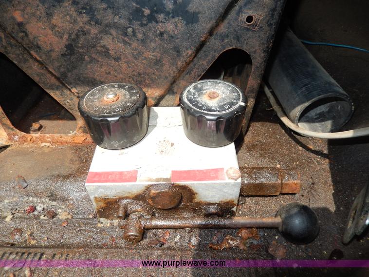 image for item D8149 1984 International 1754 dump truck