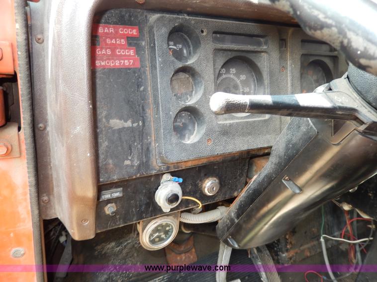 image for item D8149 1984 International 1754 dump truck