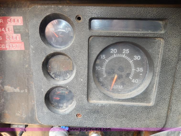 image for item D8149 1984 International 1754 dump truck