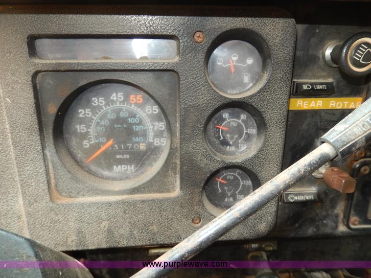 image for item D8149 1984 International 1754 dump truck