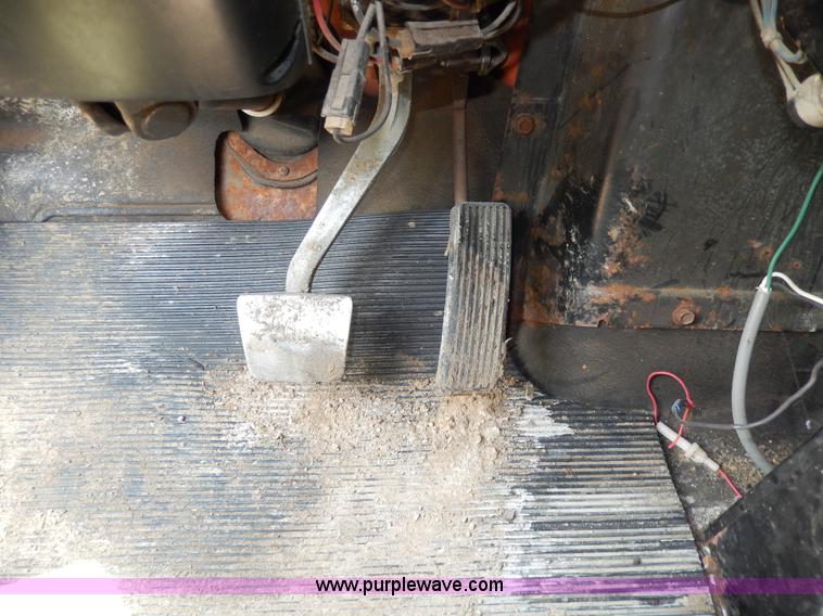 image for item D8149 1984 International 1754 dump truck