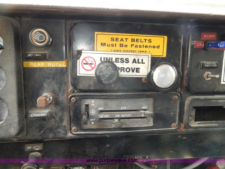 image for item D8149 1984 International 1754 dump truck