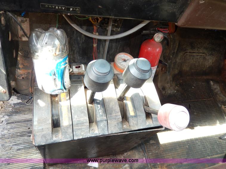 image for item D8149 1984 International 1754 dump truck