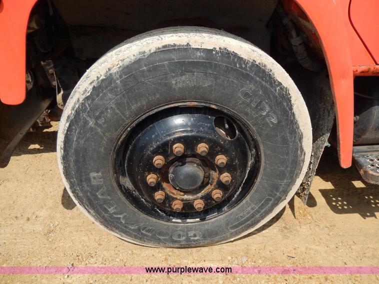 image for item D8149 1984 International 1754 dump truck