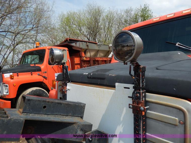 image for item D8149 1984 International 1754 dump truck