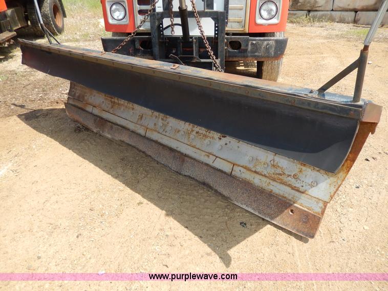 image for item D8149 1984 International 1754 dump truck