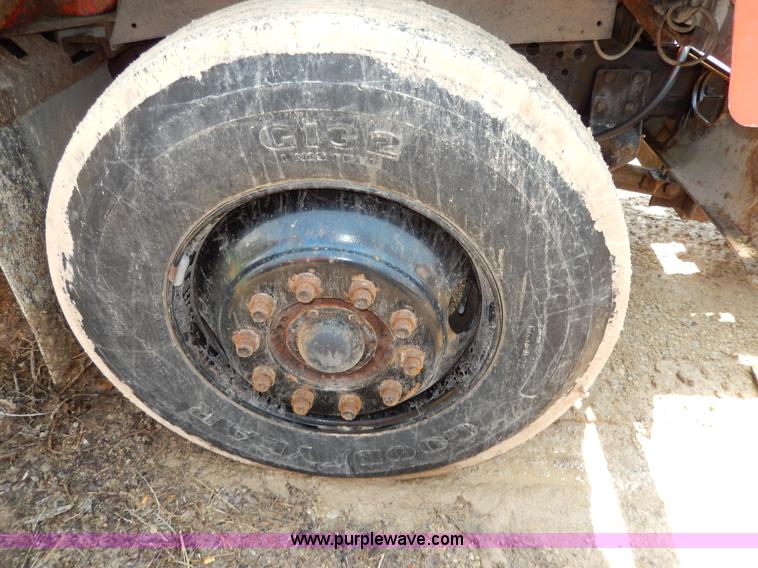 image for item D8149 1984 International 1754 dump truck