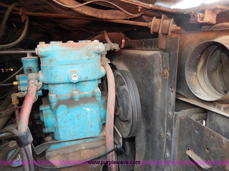 image for item D8149 1984 International 1754 dump truck