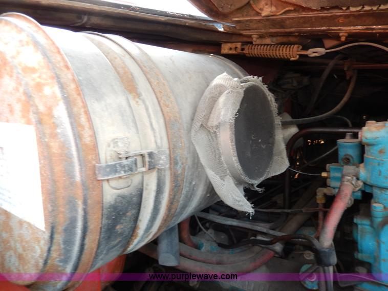 image for item D8149 1984 International 1754 dump truck