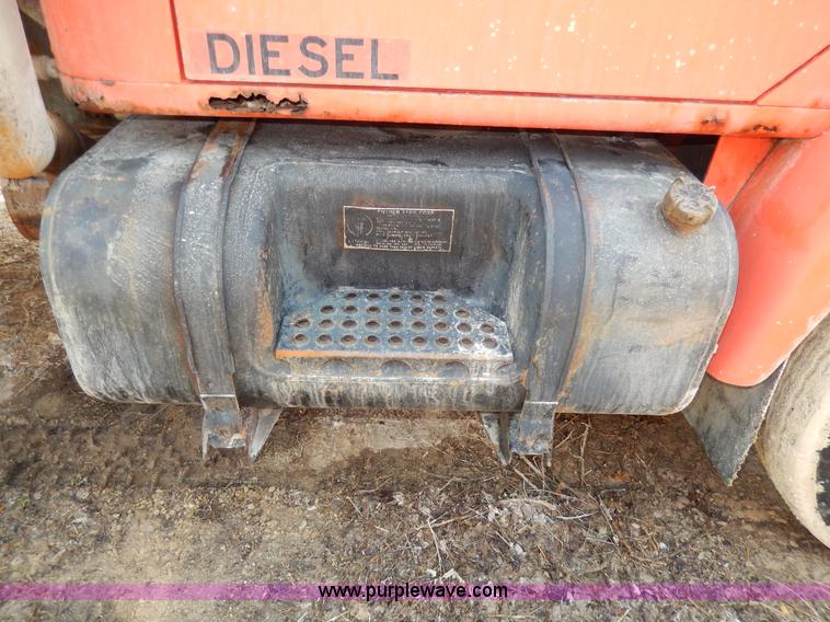 image for item D8149 1984 International 1754 dump truck