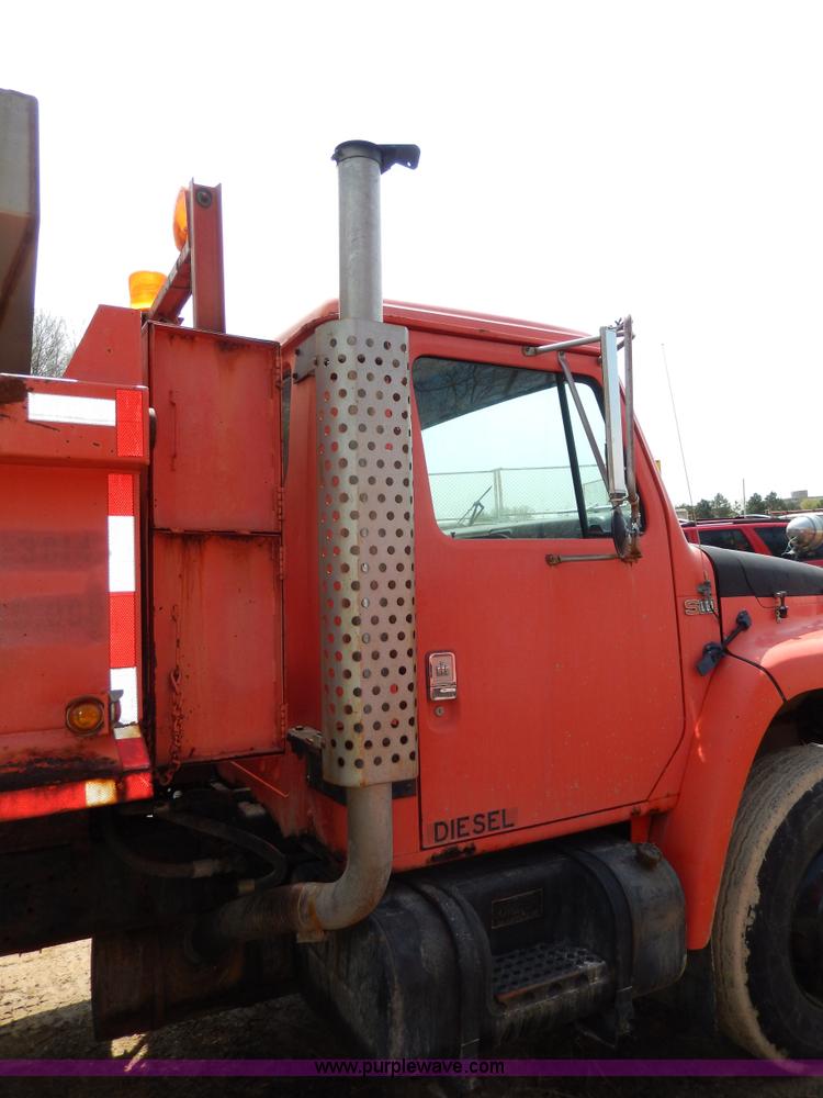 image for item D8149 1984 International 1754 dump truck