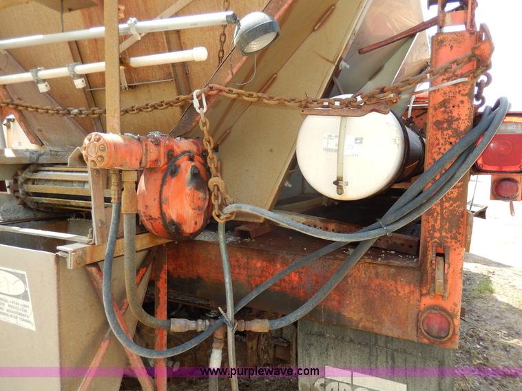 image for item D8149 1984 International 1754 dump truck