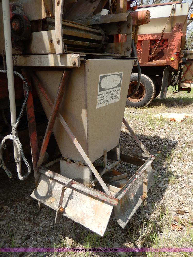 image for item D8149 1984 International 1754 dump truck