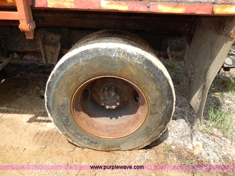 image for item D8149 1984 International 1754 dump truck