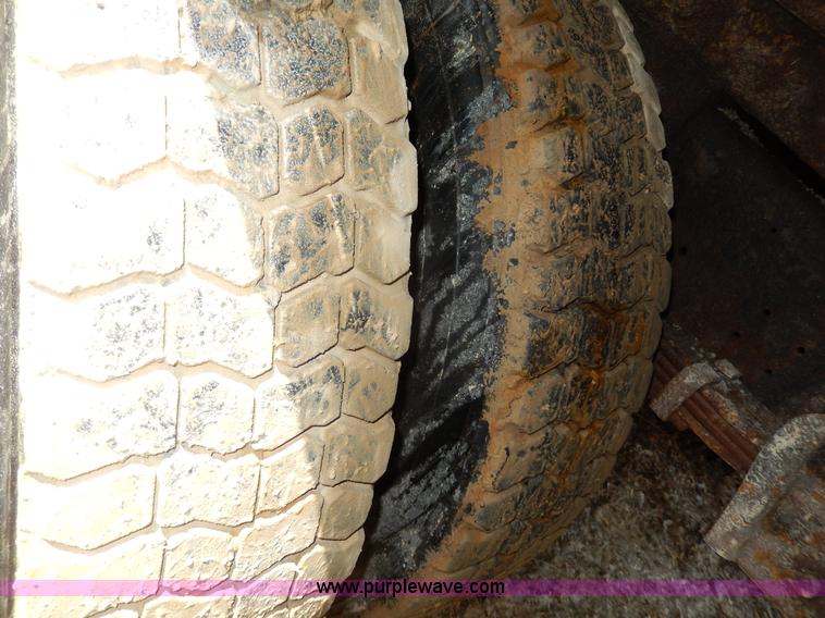 image for item D8149 1984 International 1754 dump truck