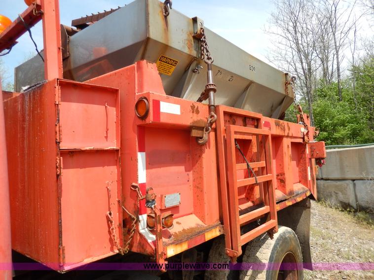 image for item D8149 1984 International 1754 dump truck