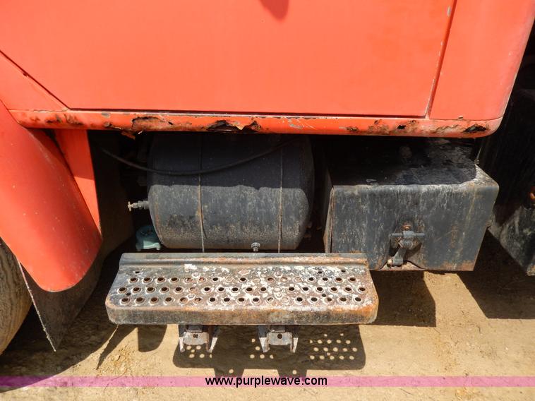 image for item D8149 1984 International 1754 dump truck