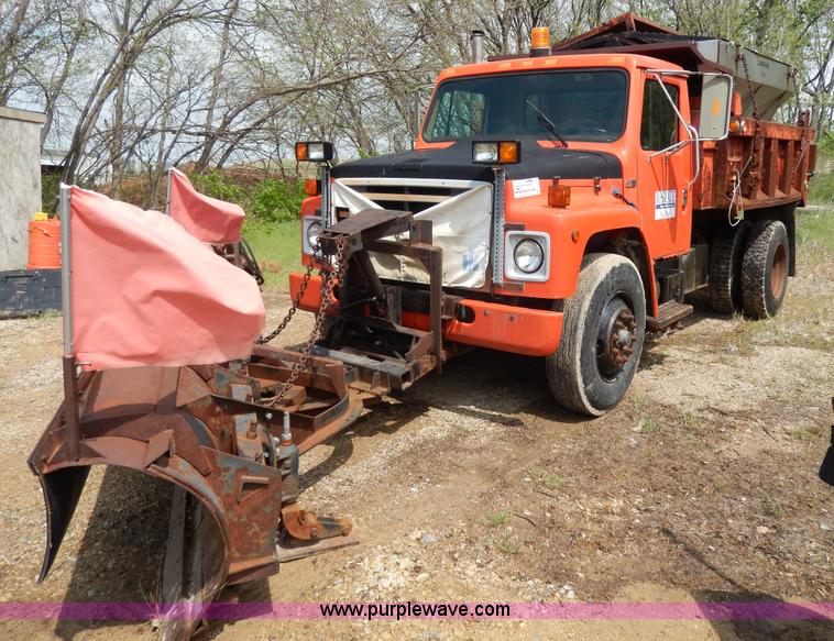 image for item D8150 1985 International 1754 dump truck