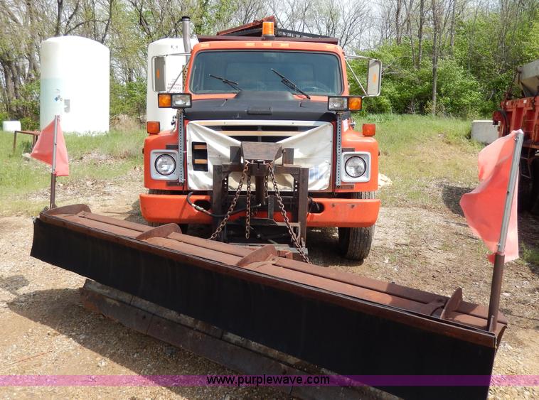 image for item D8150 1985 International 1754 dump truck