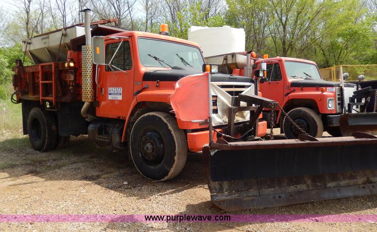image for item D8150 1985 International 1754 dump truck