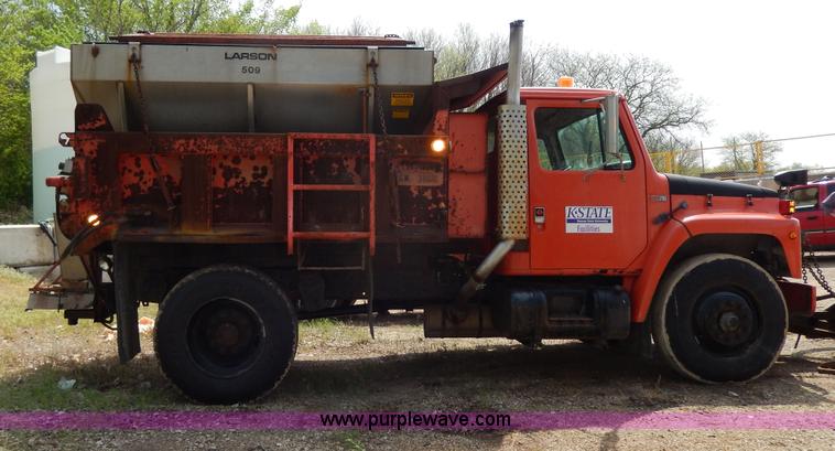 image for item D8150 1985 International 1754 dump truck
