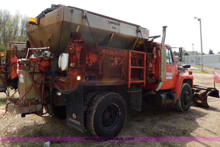 image for item D8150 1985 International 1754 dump truck