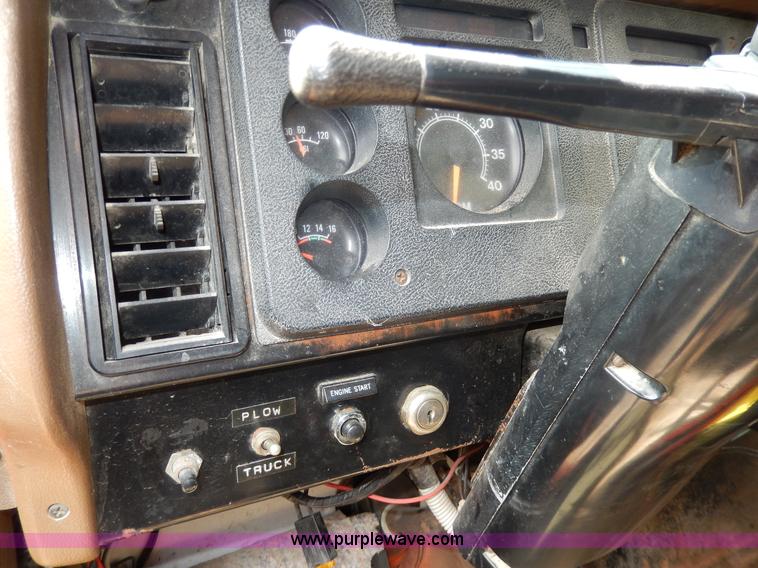 image for item D8150 1985 International 1754 dump truck