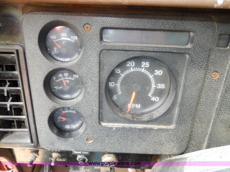 image for item D8150 1985 International 1754 dump truck